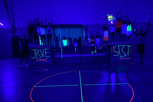 Glow in the dark gymzaal met logo van JRVE en SBT 