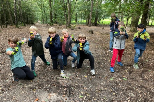 Groepje kinderen met een lasergame pistool in de hand