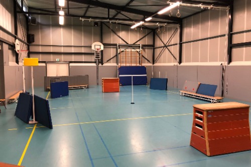 Gymzaal met sportmateriaal