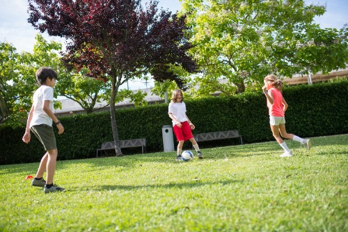 3 Kinderen buiten aan het spelen