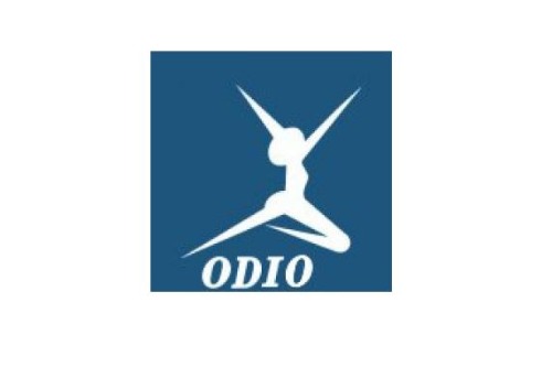 Logo odio. Blauw vierkant met een wit springend poppetje en daar onder het woord ODIO.