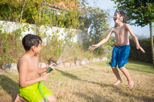 Kinderen spelen met water