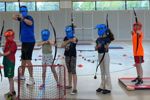 kinderen met pijl en boog in de hand