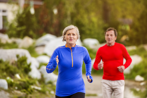 twee senioren aan het rennen 