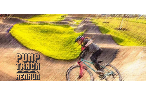 Tekening van pumptrack met fietser en logo van pumptrack Renkum