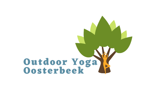 Tekening van een boom met en persoon daarvoor die yoga doet. En de tekst 'Outdoor Yoga Oosterbeek'.