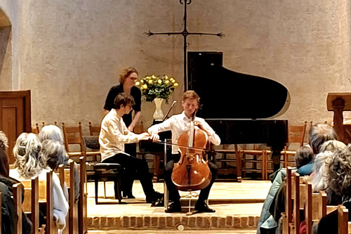 Twee vrienden van 20 jaar spelen samen: cello en piano!