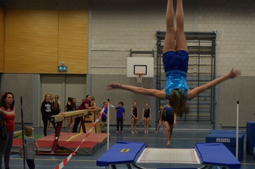 Prachtige salto op de nieuwe trampoline